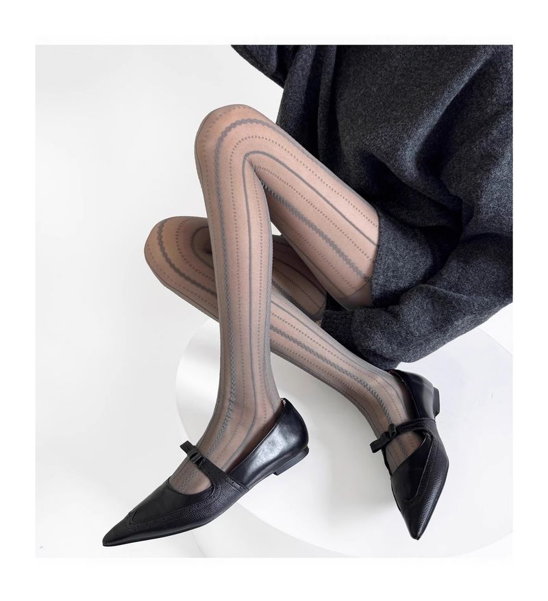 Rajstopy z koronki wiktoriańskiej – barokowe pończochy z siateczki w paski dla Lolity i Dark Academii (czarno-biało-lawendowe, rozmiar uniwersalny)_voghion.com