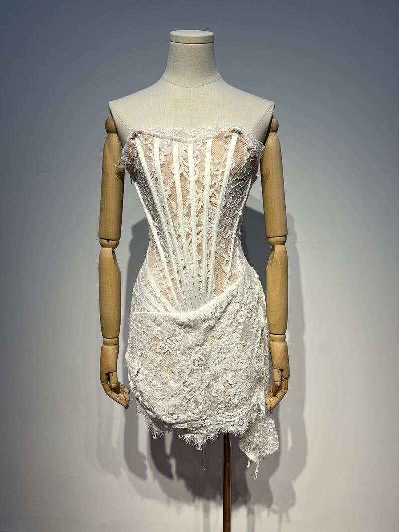 Elegantes, schulterfreies, schmales, figurbetontes Minikleid aus Spitze mit Korsett und Stäbchendetail_voghion.com