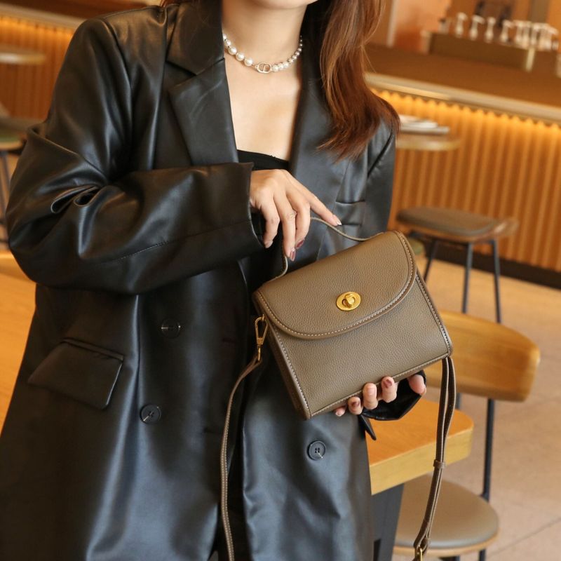 2024 Nieuwe koeienhuid Wo's veelzijdige mode high-end echte leren kleine suikerklontje niche schouder crossbody tas voor_voghion.com