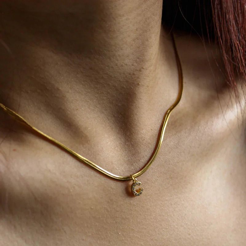 Hot Sales Moda Minúsculo CZ Zircon Carta Inicial Colar Para Mulheres Banhado A Ouro Aço Inoxidável Cobra Corrente A-Z Alfabeto Pingente_voghion.com