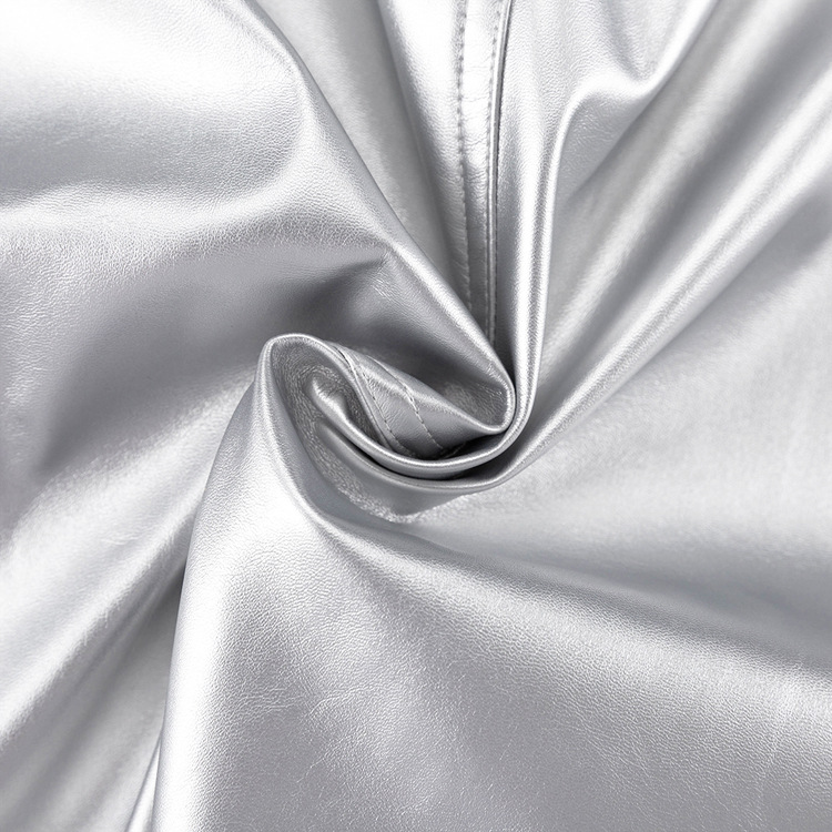 Los nuevos productos de otoño para mujer llegan con una falda plateada delgada a la cadera y una falda de cuero PU._voghion.com