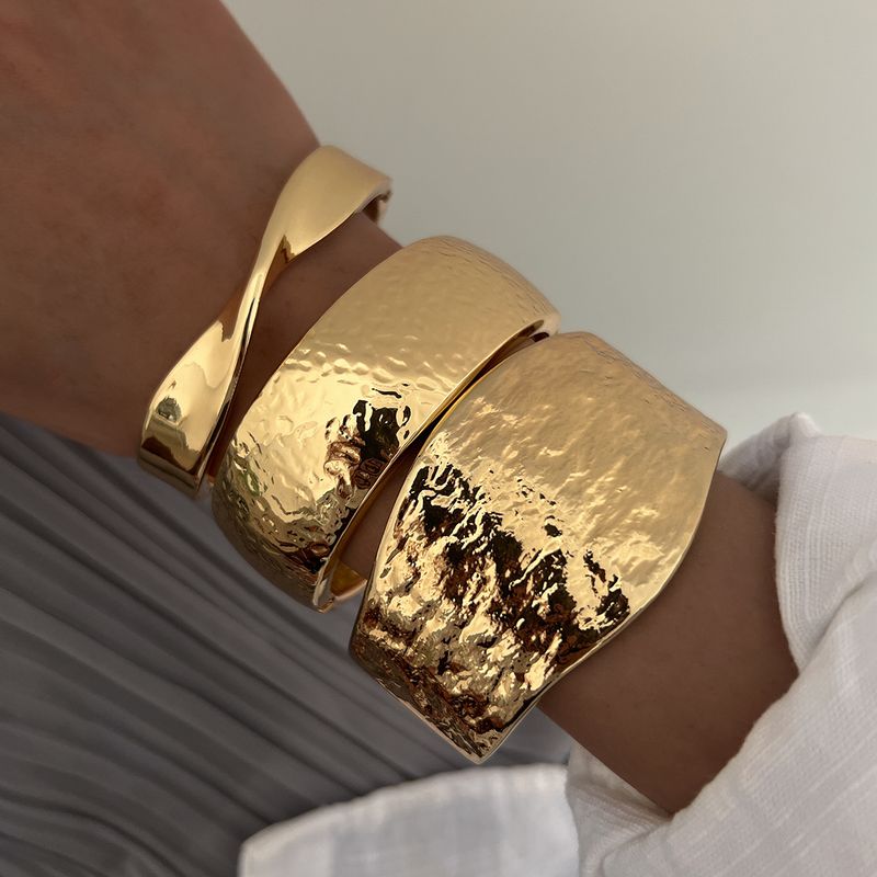 Nueva pulsera irregular de moda con textura martillada ancha y exagerada_voghion.com