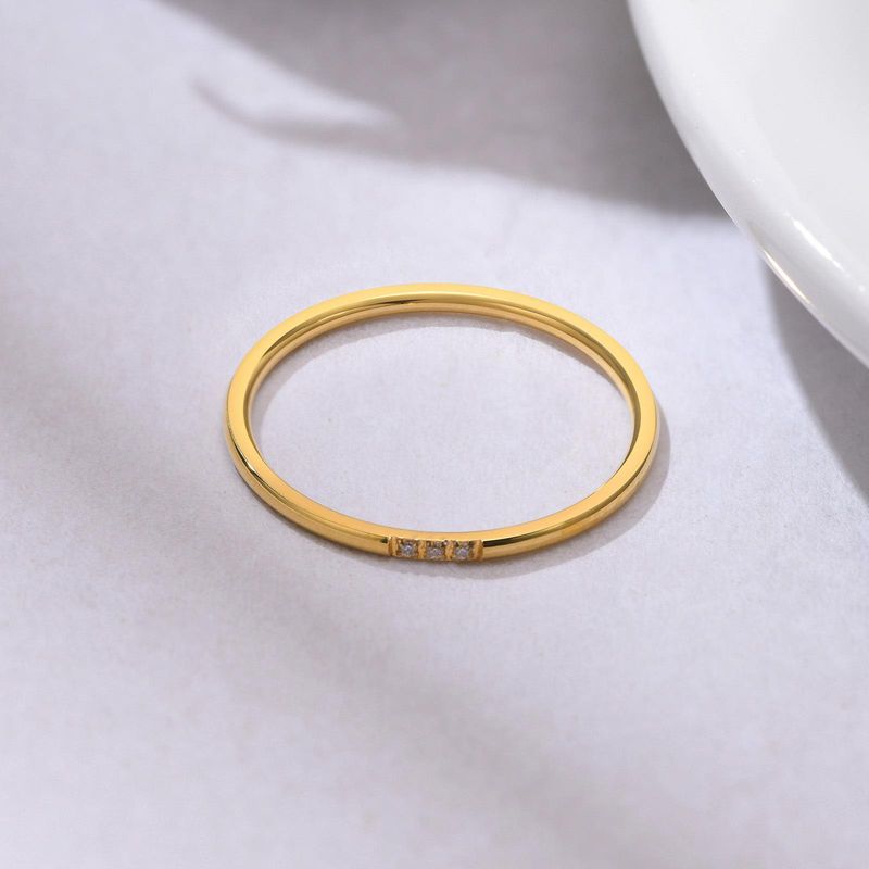 Bague minimaliste en acier titane et oxyde de zirconium pour femme - Design géométrique élégant pour un usage quotidien. Bijoux trois zircons_voghion.com