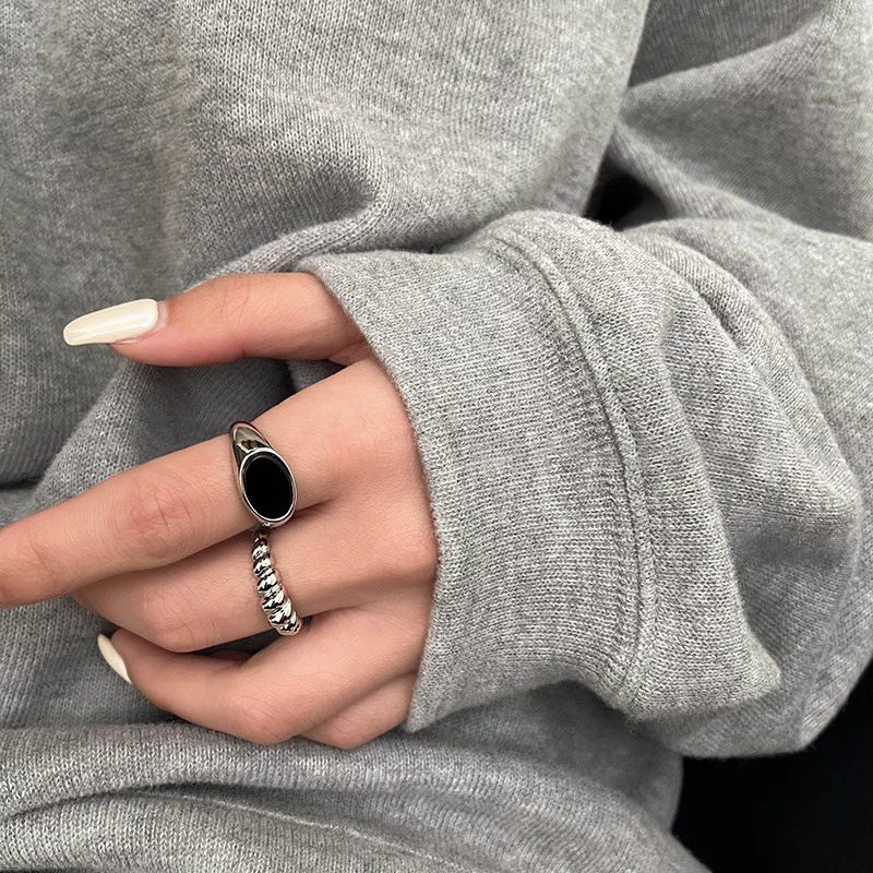 Schwarzer geflochtener Ring für Damen, Nischendesign, leichter Luxus, High-End-Feeling, minimalistischer Stil, modisch und einzigartig für Männer_voghion.com