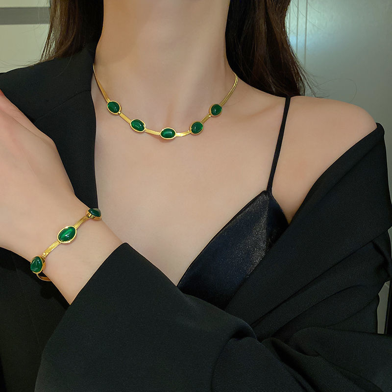 Collana con bracciale a catena a lama di smeraldi retrò in acciaio al titanio con set di accessori per collana di nicchia dal design avanzato_voghion.com