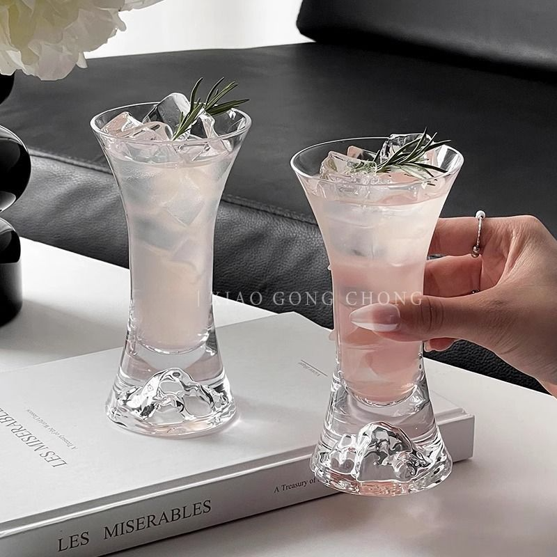 Vaso de cóctel de champán con vistas a la montaña, ideal para personas de internet de alto valor, ideal para bebidas frías._voghion.com