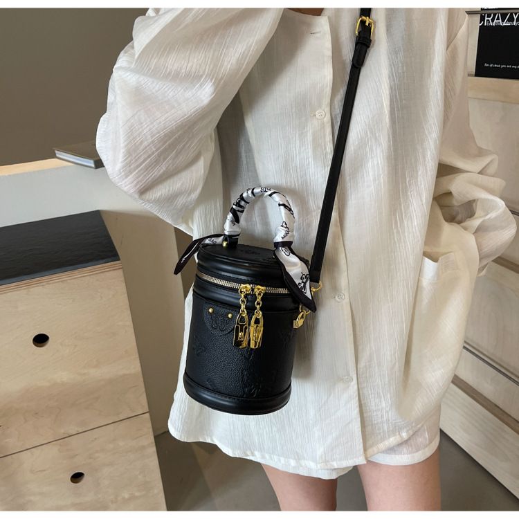 Borsa da donna retrò con motivo a farfalla, borsa a secchiello con colori a contrasto, borsa cilindrica da donna, borsa a tracolla con texture alla moda, design di nicchia_voghion.com