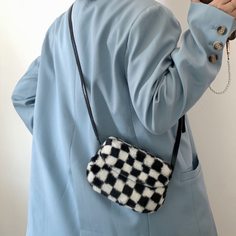 Kadın sonbahar kış yeni moda niş peluş eyer çantası, siyah ve beyaz kareli basit tek omuz çapraz çanta_voghion.com