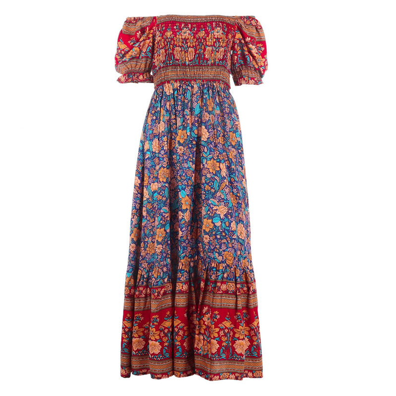 K Bohemian-Strandkleid mit schulterfreien Puffärmeln und Midi-Länge. Kein Hut oder andere Accessoires._voghion.com