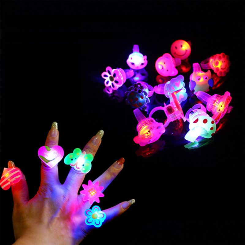 Mode 5 teile/los Cartoon LED Blinklicht Bis Glowing Finger Ring Weihnachten Neue Jahr Party Favor Geschenke Spielzeug für Kinder_voghion.com