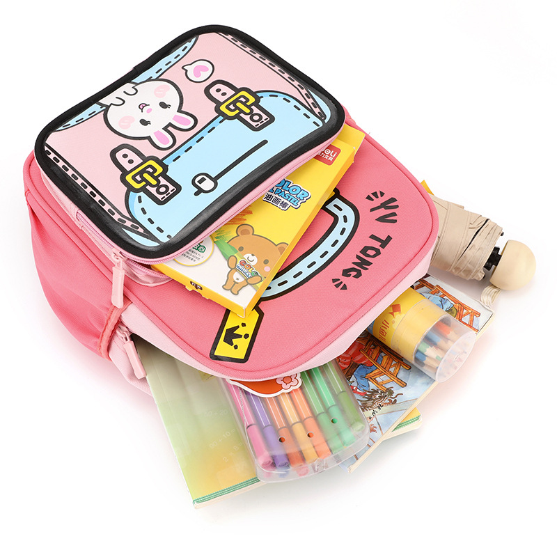 Studenti della scuola primaria dalle classi 1-6, simpatici cartoni animati con colori contrastanti, zaini per ragazze, tempo libero a prova di schizzi_voghion.com