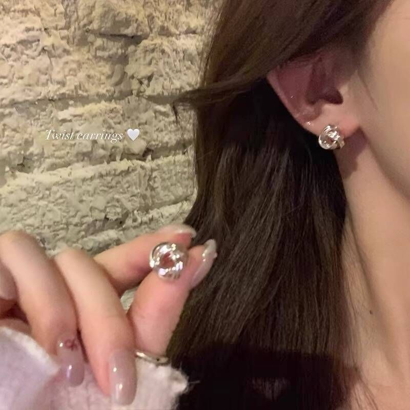 ins Style Simple Silver Needle Versatile Earrings Light Luxury Commuter Metal Circle Earrings Women's High-end Earrings_voghion.com
