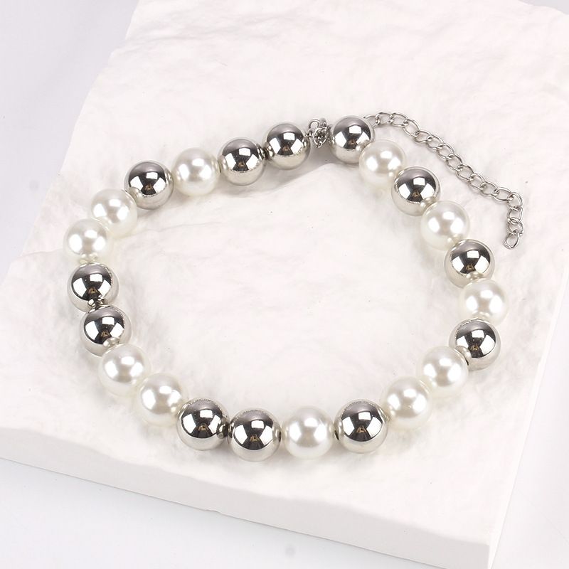 Collana con perline rotonde fredde in stile europeo e americano, collana alla moda con catena per clavicola, collana di perle di alta qualità, personalità leggera e di lusso_voghion.com