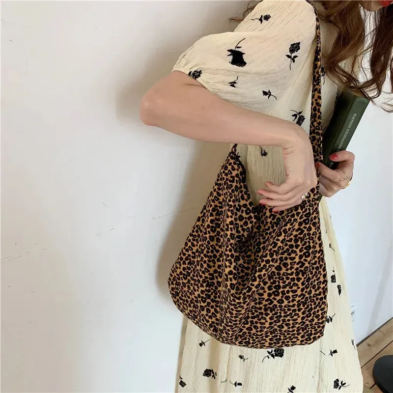 Japanese And Korean Ins Modern Small Leopard Print Messenger Single Shoulder Canvas Bag For Female Student 250114_voghion.com