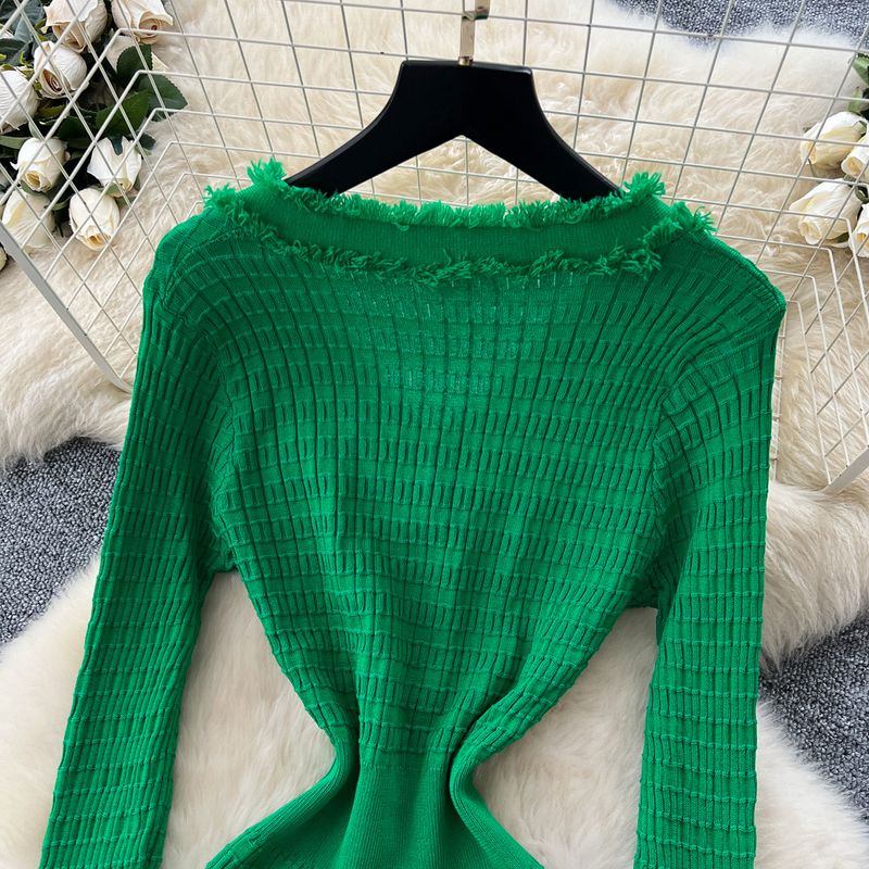 Robe élégante en maille à col en V et boutons métalliques qui définissent la taille - Robe mi-longue ajustée à ourlet fendu pour femme, indispensable pour la garde-robe d'automne_voghion.com