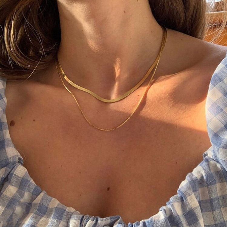 Minimalistyczny naszyjnik typu choker z podwójną warstwą wężowej kości z fajnym złotym tytanowym stalowym łańcuszkiem na obojczyk_voghion.com