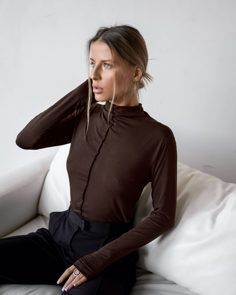 Damestops met stikselontwerp zijn eenvoudig en hebben lange mouwen aan de binnenkant._voghion.com