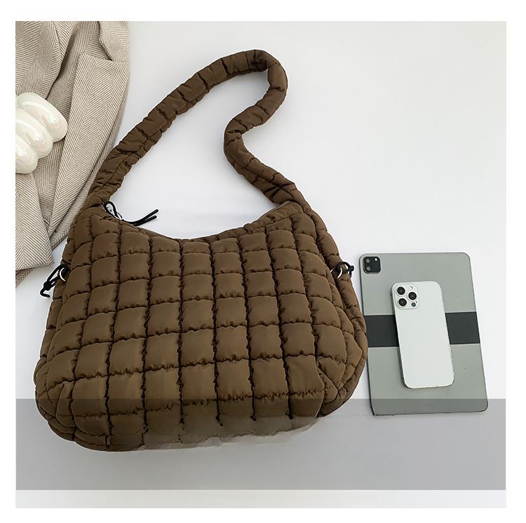 Cloud Bag Wrinkle Bag per le donne 2024 Nuove borse alla moda Hobos di grande capacità in nylon casuall borse a tracolla Bubble Crossbody Pack_voghion.com
