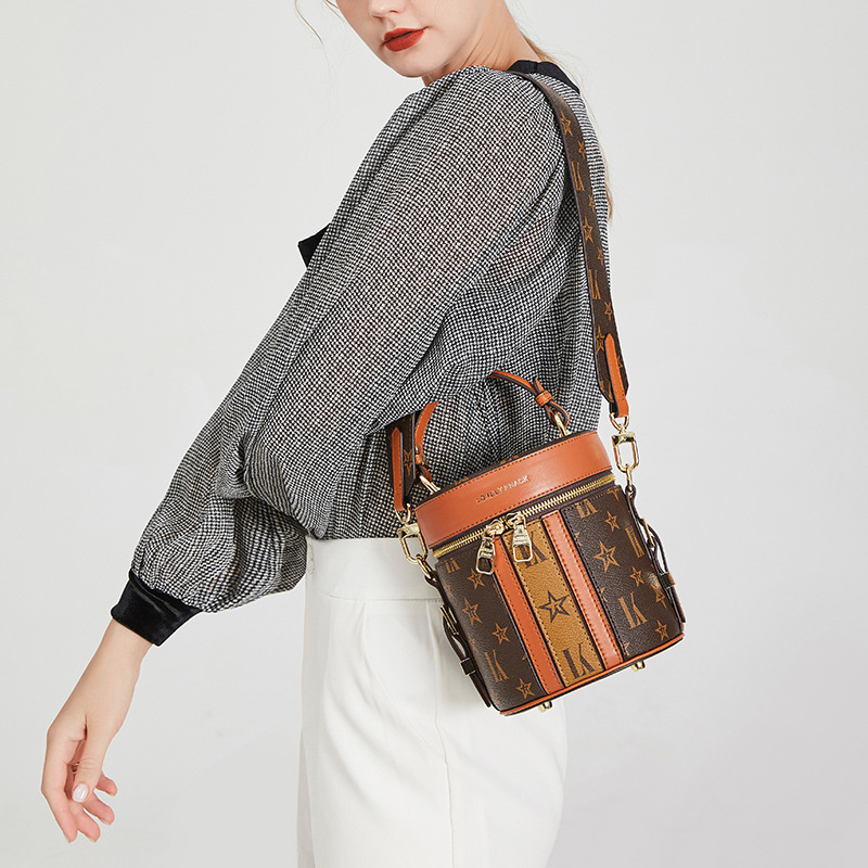 Secchio a cilindro in pelle dal design di nicchia di Hong Kong 2023 nuova borsa a tracolla portatile per il pranzo alla moda e alla moda per_voghion.com