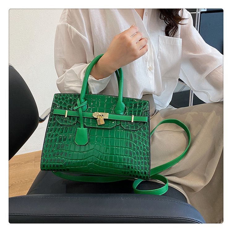 Pelle lucida con motivo coccodrillo per donna 2023 Nuova celebrità di lusso leggera per pendolari ad alta capacità Moda versatile_voghion.com