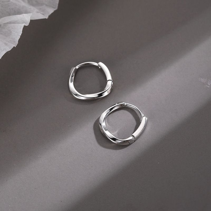 Orecchini a cerchio Mobius in argento puro, semplici e versatili, con fibbia per orecchini da donna, nuovi e semplici, dal design di nicchia._voghion.com