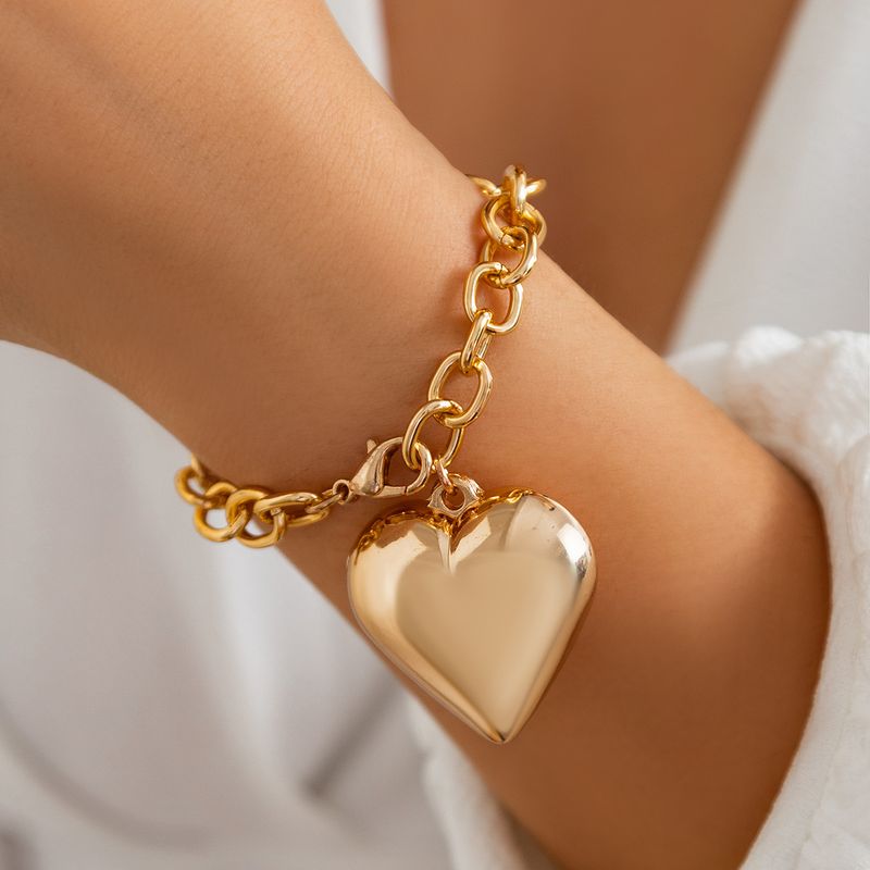Collana da donna Collana dorata Collana con ciondolo Collana con ciondolo a forma di cuore in metallo dorato Collana con ciondolo a forma di cuore in stile casual Versatile catena per clavicola in acrilico_voghion.com
