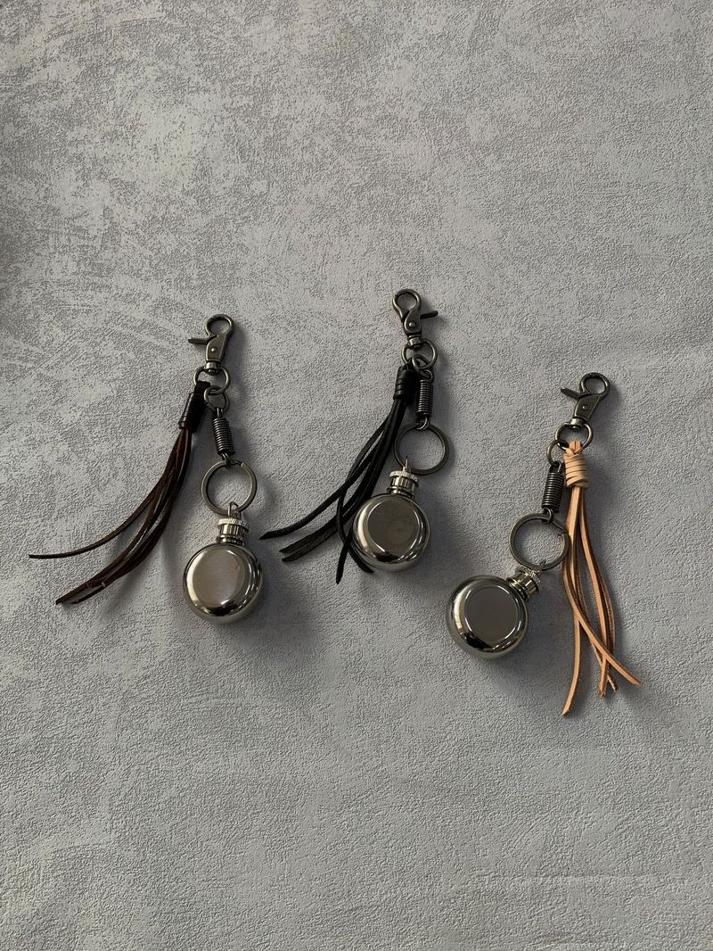 Vintage Niche Keychain Accessories Round Wine Flask Bag Pendant Metal High End Waist Pendant Couple Pendant_voghion.com