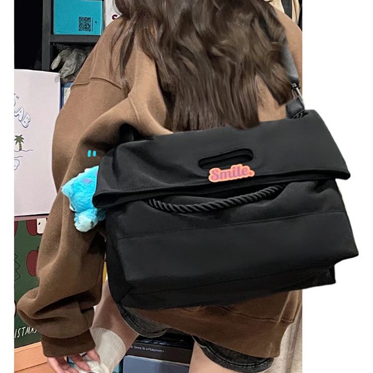 2025 Nuova Primavera e Autunno Moda Coreana Versione Tracolla Larga per Donna Messenger Design di Nicchia Sportivo Testurizzato_voghion.com