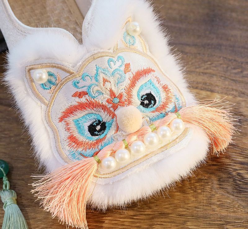 ShoeGlobe 2025 Neue flache Schuhe im chinesischen Stil, Retro-Ethno-Design, bestickt mit Tigerkopf-Motiv für Damen_voghion.com