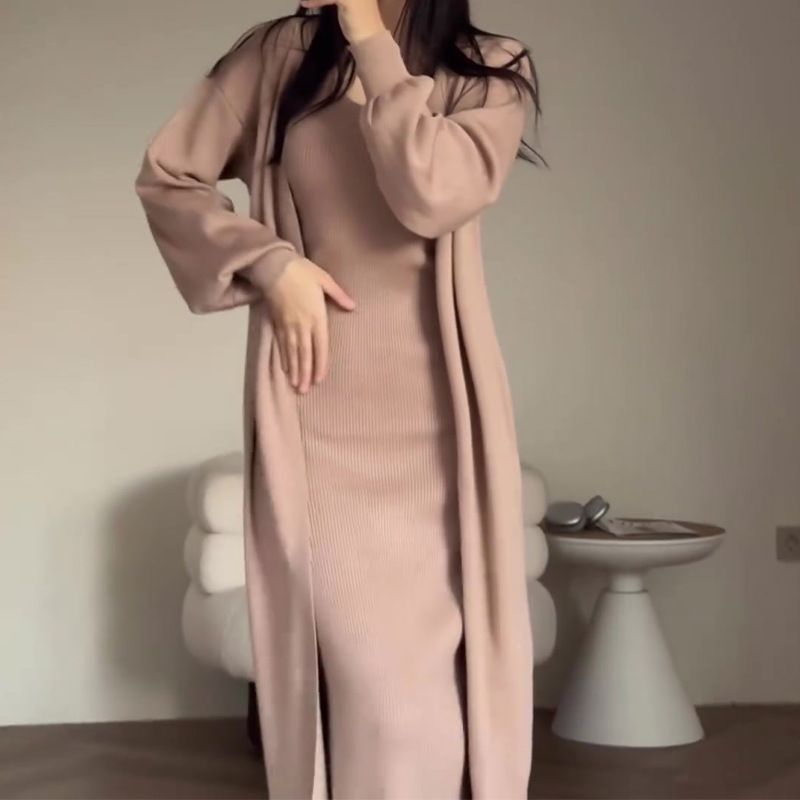 Damenbekleidung: Einfarbiger, schmaler Strickpullover im Lazy-Style, knielanger Rockanzug für Damen_voghion.com