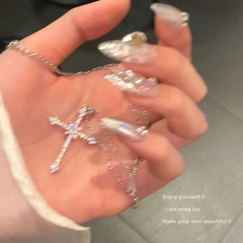 Collana con ciondolo di personalità Starlight Cross minimalista, dolce e fresca, con zirconi scintillanti di alta qualità_voghion.com