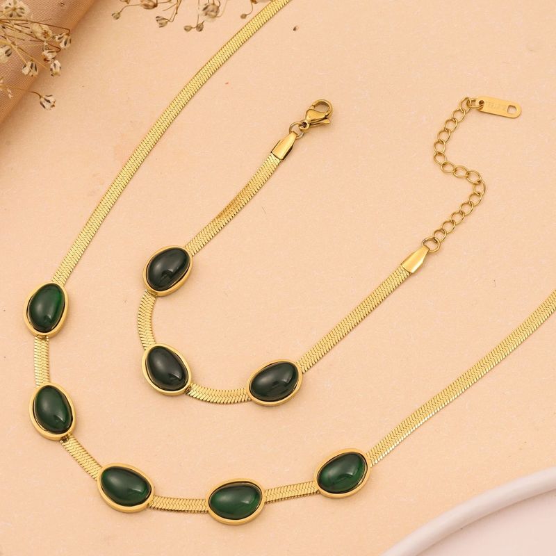 Collana con catena in acciaio al titanio e lama di smeraldo per donna con un senso di design di alta gamma, catena per clavicola di nicchia e_voghion.com