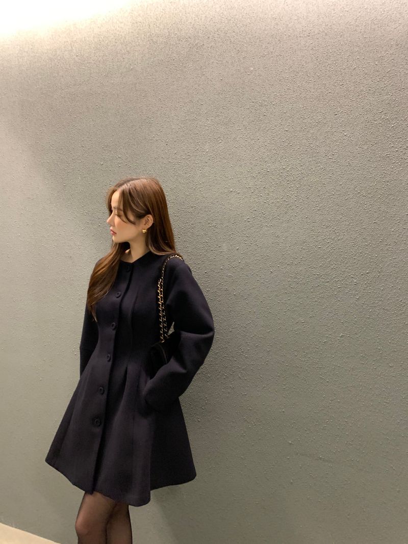 2025 Autumn Round Neck Single Breasted Pleated Waist Slimming Solid Color Long Sleeved Woolen Women's Coat_voghion.com