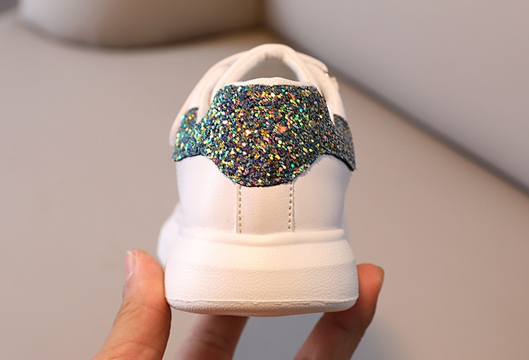 Scarpe da ginnastica bianche lucide con fondo spesso per bambini 2023 Gancio traspirante per bambini in stile coreano; Loop Scarpe casual versatili antiscivolo_voghion.com