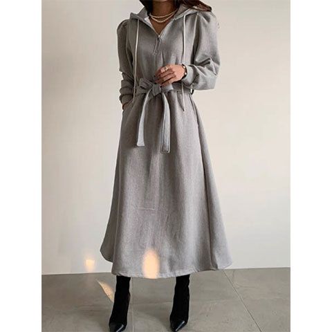 Abito in maglia di media lunghezza con cappuccio, allacciatura in vita, snellente, maniche a sbuffo, da donna_voghion.com