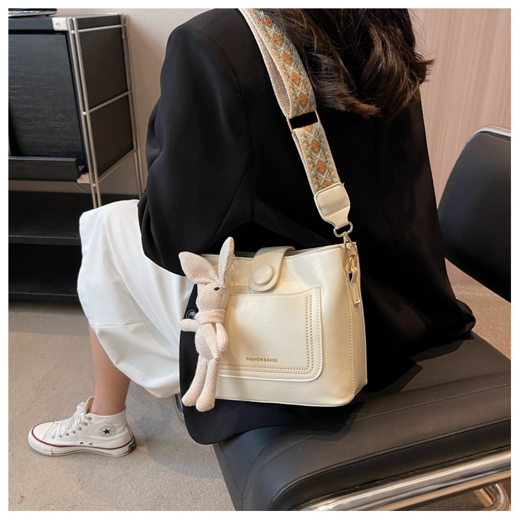 High-End-Casual-All-Match-Kleintasche Damenmode Pendler-Eimertasche 2023 Frühling und Sommer kleine Menge einfache trendige Umhängetasche_voghion.com