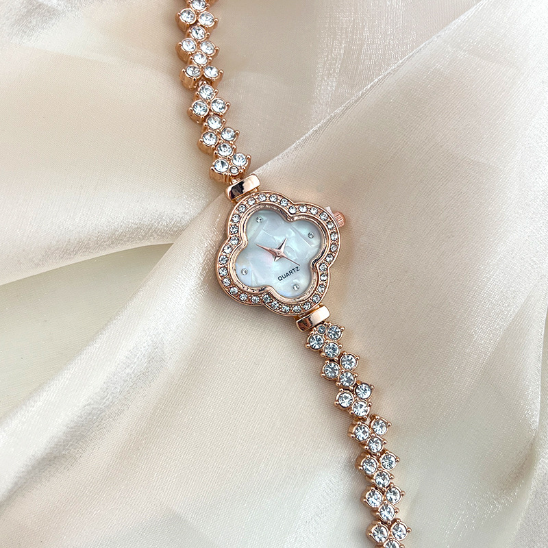 Fashionabla kvartsklocka med diamantinläggning med fyrklöver för kvinnor_voghion.com