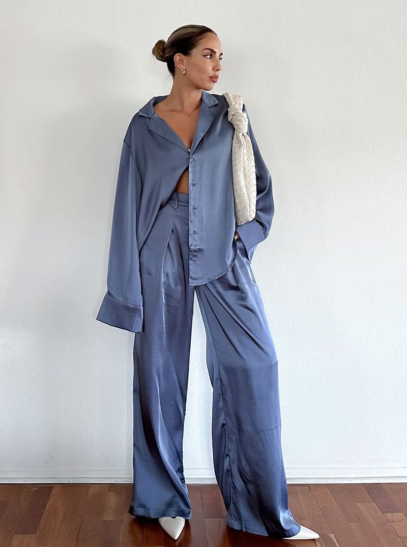 Design di abbigliamento femminile casual camicia e pantaloni in raso blu, completo due pezzi_voghion.com