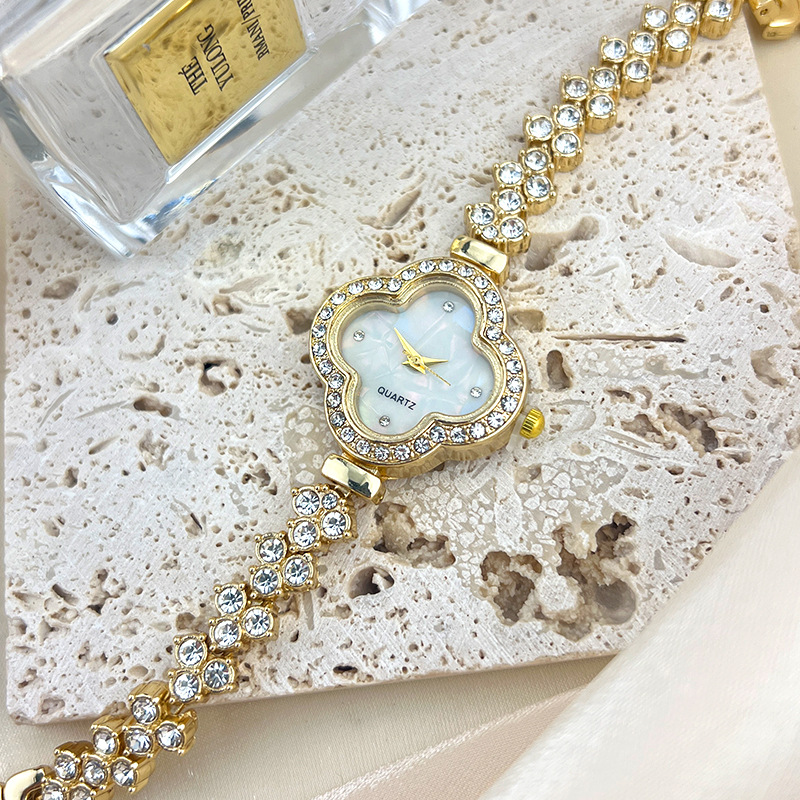 Fashionabla kvartsklocka med diamantinläggning med fyrklöver för kvinnor_voghion.com