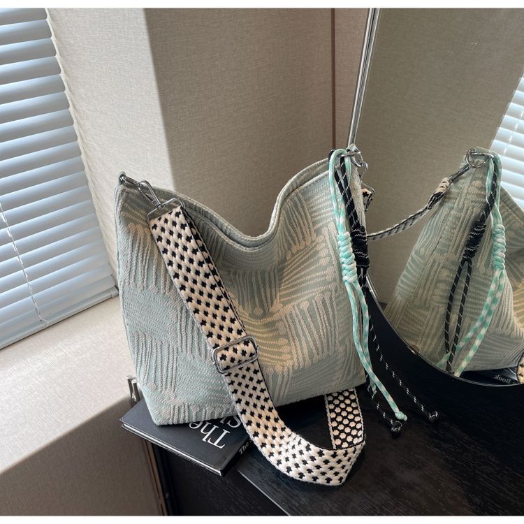 Tessuto coreano 2024 nuova borsa a tracolla monospalla larga da donna di grande capacità e di alta qualità, nicchia autunnale e_voghion.com