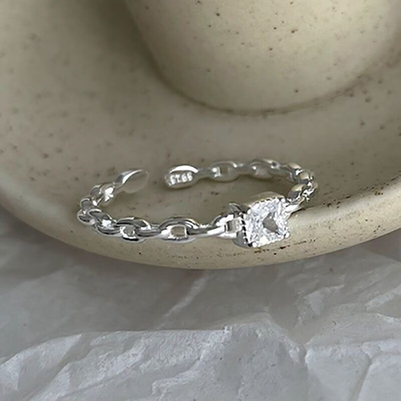 Glänzende kleine quadratische Diamant-Dose für Frauen, luxuriöses Nischendesign, mit einem Sinn für Luxus, Einfachheit, Mode,_voghion.com