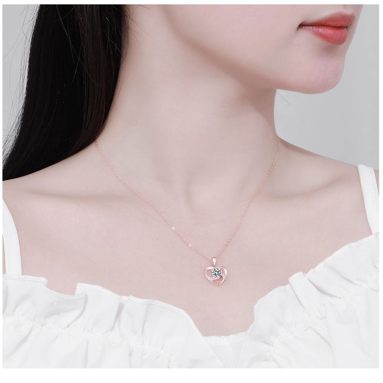 Collana in argento sterling con ciondolo a forma di cuore con diamanti in catena corta per clavicola e moissanite_voghion.com