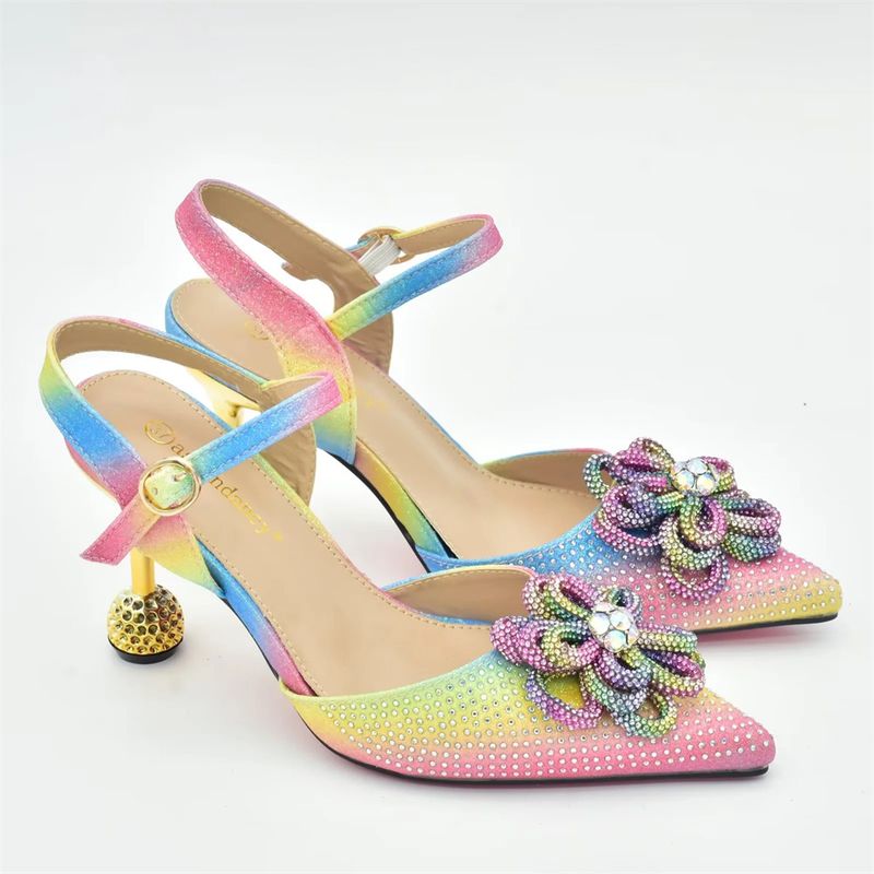 Sandali con tacco a spillo decorativi con applicazione tridimensionale con borsa da sera per banchetti con design alla moda dello stesso colore_voghion.com