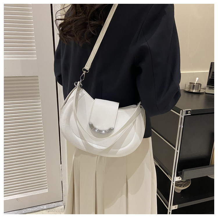 Borsa semplice per ascelle di nicchia Borsa casual a mezzaluna popolare 2023 Nuova borsa estiva Borsa a tracolla di tendenza della moda da donna_voghion.com