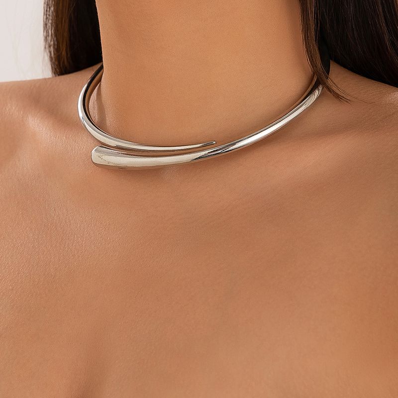 Ensemble de bijoux en métal froid minimaliste pour femme avec collier ouvert et bouche à câlin personnalisé_voghion.com
