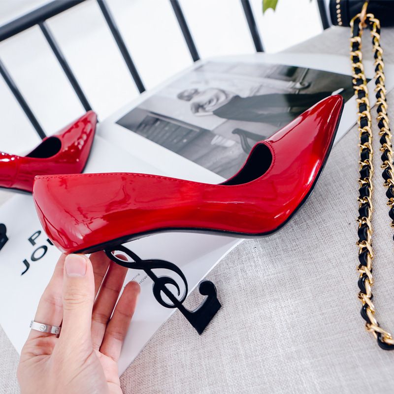 Tacchi alti sexy in vera vernice con tacco a forma di gatto nero sottile, scarpe da sposa in pelle a punta con bocca super superficiale, singole_voghion.com