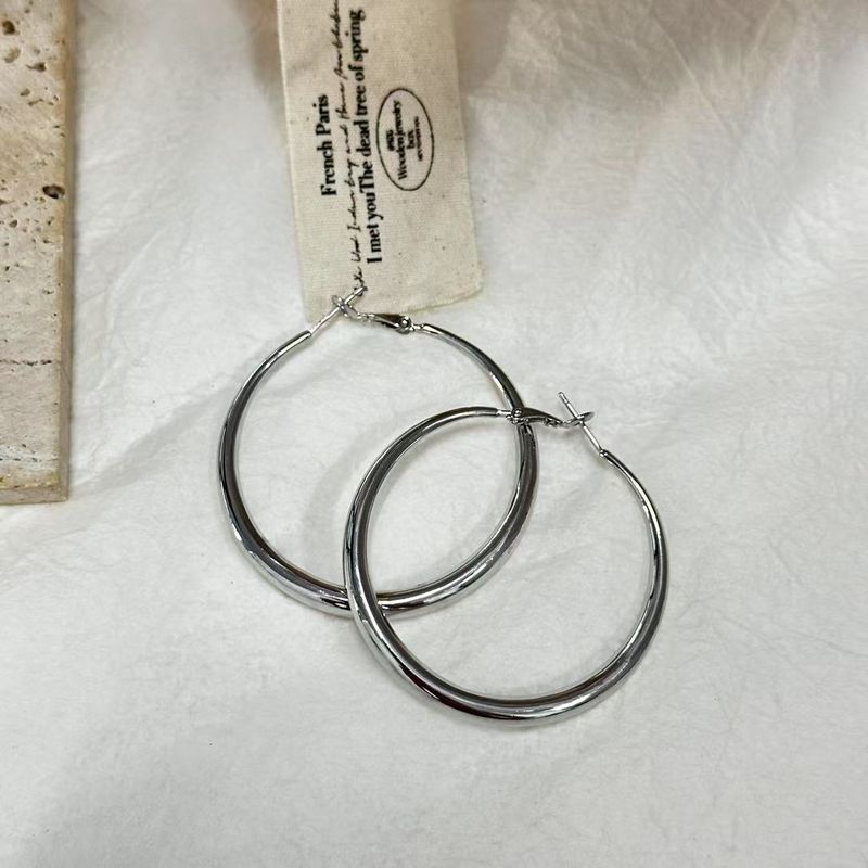 Orecchini a cerchio in stile minimalista con aghi in argento, di alta qualità, eleganti, leggeri, lussuosi, semplici da donna._voghion.com