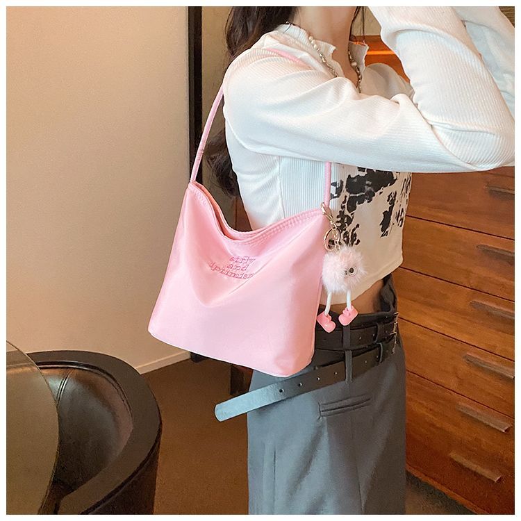 FOUR ONE Borsa a tracolla semplice casual da pendolare, borsa a secchiello in nylon ricamata con lettere di nicchia coreane_voghion.com