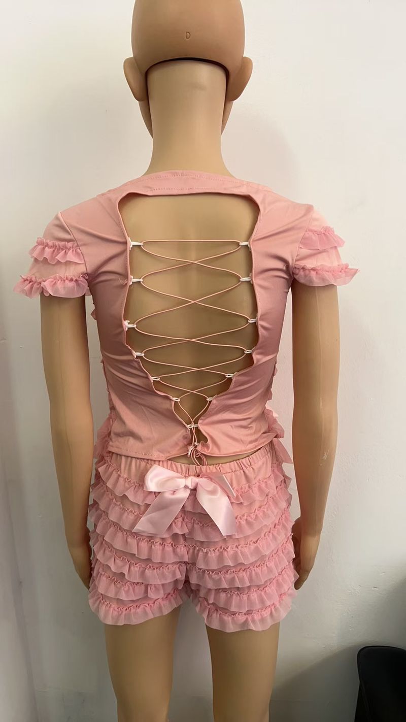 Zoete pittige meid met paddenstoelrand, tanktop met uitgeholde bandjes, zomer- en kanten shorts voor dames, twee stuks_voghion.com