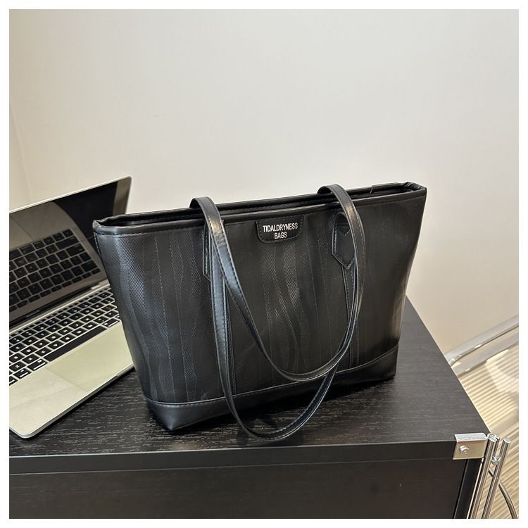 Commuter 2024 new trendy tote with simple temperament and large capacity shoulder bag for women_voghion.com